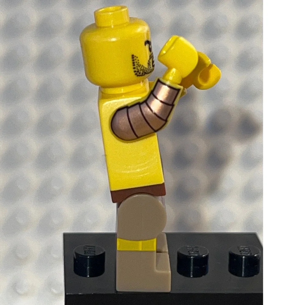 LEGO Gladiator Minifigure Series 5 Bronze Helmet Yellow Excellent No Accessories